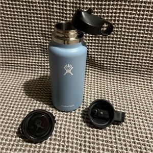 Hydroflask Light Blue Waterbottle with Black Lids